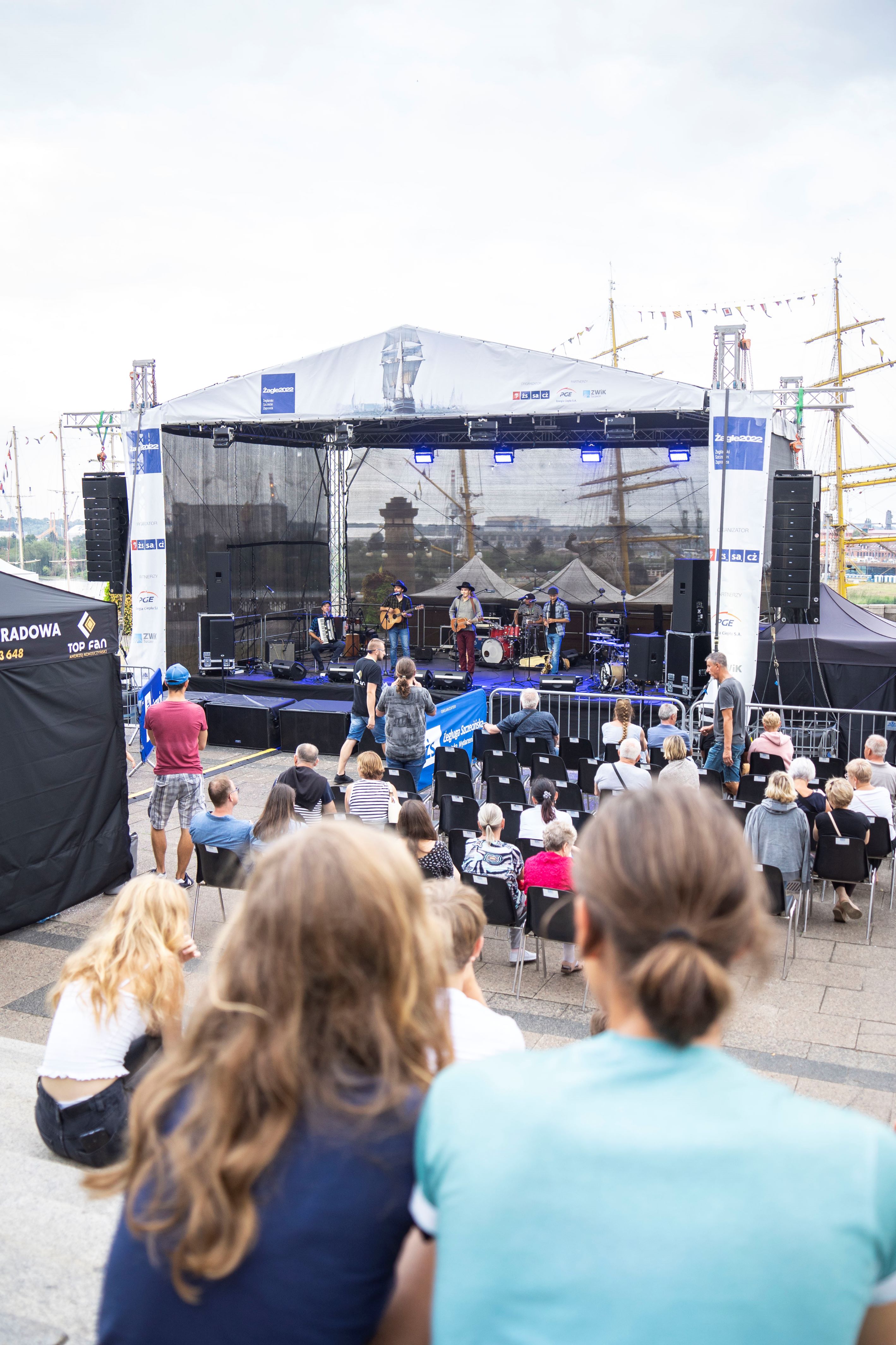 Where's the quay: the shanty scene at Żagle